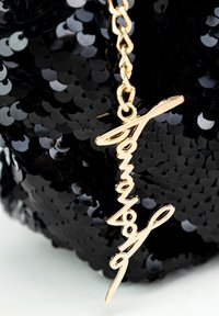 Borsa nera in paillettes con una catena dorata e un accento metallico stilizzato "Forever", caratterizzata da una finitura liscia e lucida e un lettering distintivo.