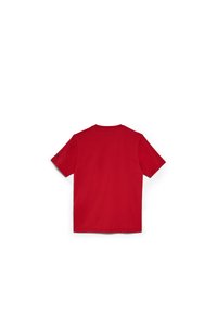 Camiseta de algodón roja con mangas cortas y un escote redondeado. Textura suave sin patrones visibles ni adornos.