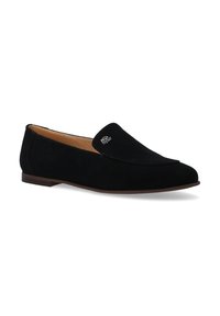 Schwarze Wildleder-Loafer mit flacher Sohle, rundem Zehenbereich und einem dekorativen silbernen Emblem auf dem Obermaterial, das eine glatte Textur und gestickte Details aufweist.