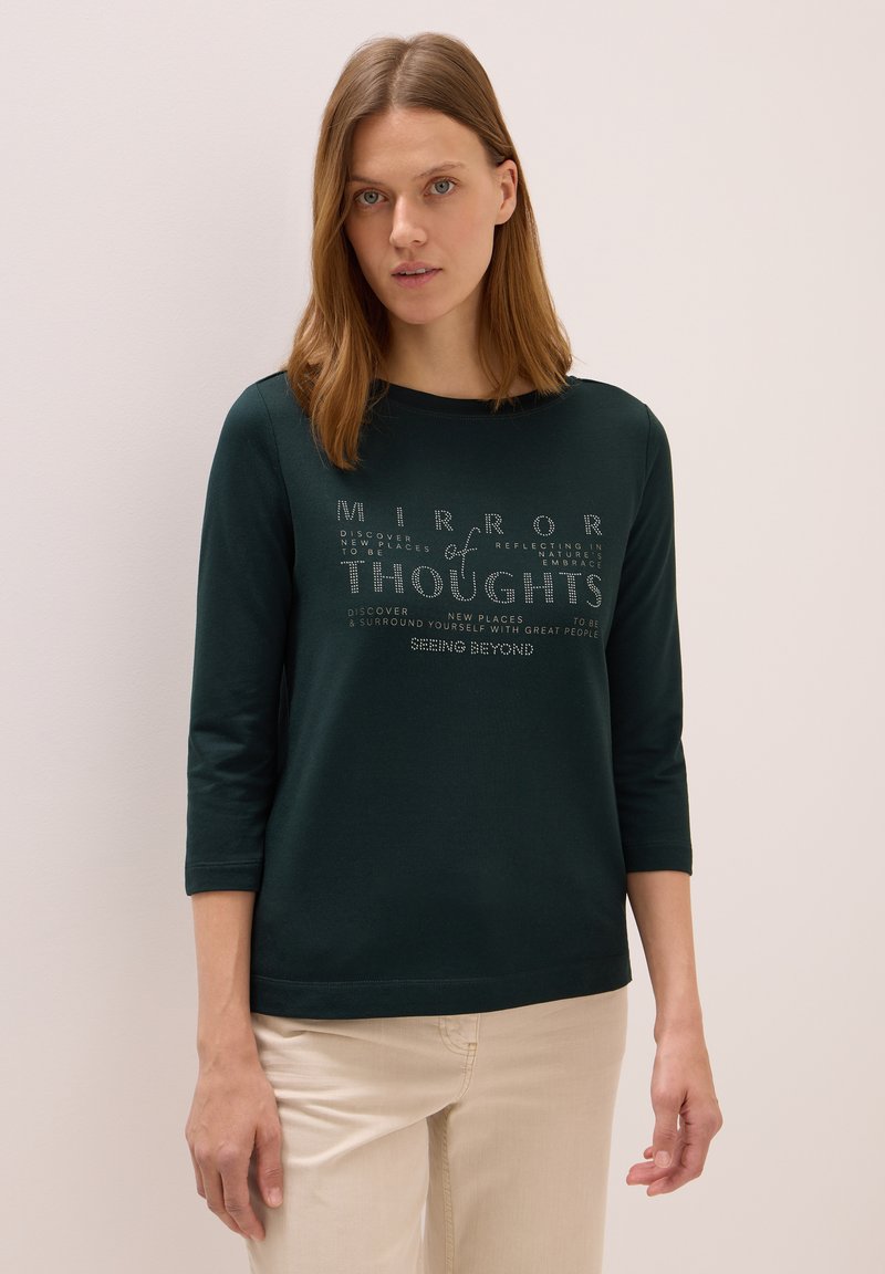 Dunkelgrünes Langarm-T-Shirt mit einem grafischen Design in helleren Farben und Text, Rundhalsausschnitt und weichem Stoffgefühl.