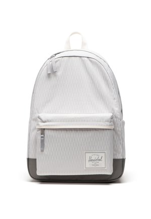 Jasnoszary plecak, wzór diamentowy, przednia kieszeń na zamek, kremowe akcenty, materiał tekstylny, zaokrąglony kształt, solidne czarne dno.