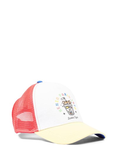 Witte en gele pet met een rood gaas aan de achterkant, met een kleurrijke cartoon van een beer in een bubble tea-beker en de tekst "Kenzo Paris".