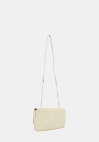 Clutch bag a forma di trapunta in crema con tracolla a catena. Presenta una texture liscia e un motivo geometrico a diamante sulla parte anteriore.