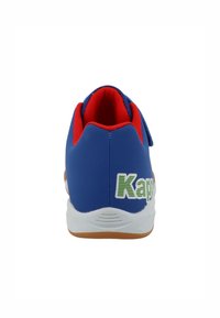 Baskets de sport bleues avec une semelle en caoutchouc texturée, doublure rembourrée rouge et accent de logo blanc sur le talon. Tige en matériau synthétique lisse.