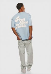 Dropsize OVERSIZE  - Marškinėliai su spaudiniu - baby blue