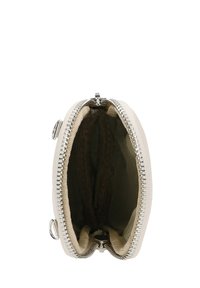 Portafoglio beige con zip e accessori in argento; presenta due scomparti principali foderati in tessuto; esterno testurizzato con zip liscia.