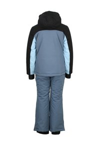 Combinaison de neige isolée bleu et noir avec une capuche. La veste présente des manches contrastantes ; le pantalon est à jambe droite avec une texture douce.