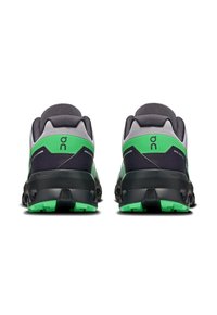 Des chaussures de course noires et vertes présentent une tige en mesh avec des accents gris, une semelle texturée et un logo distinctif à l'arrière.