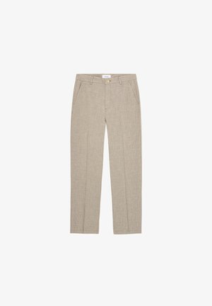 Pantalon beige coupe droite avec poches avant, passants de ceinture, bouton et fermeture éclair, présenté sur fond blanc.