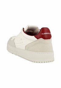 Valkoinen nahkainen lenkkari, jossa on harmaat mokkanahkaiset yksityiskohdat ja punainen kantatappi, jossa lukee "FLAMINGOS LIFE." Paksu kumipohja ja ommellut yksityiskohdat.