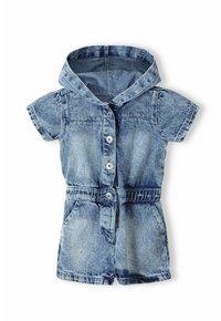 La combinaison en denim présente une capuche, des manches courtes, des boutons à l'avant et une taille élastique avec des poches, dans un délavage bleu clair et une texture usée.