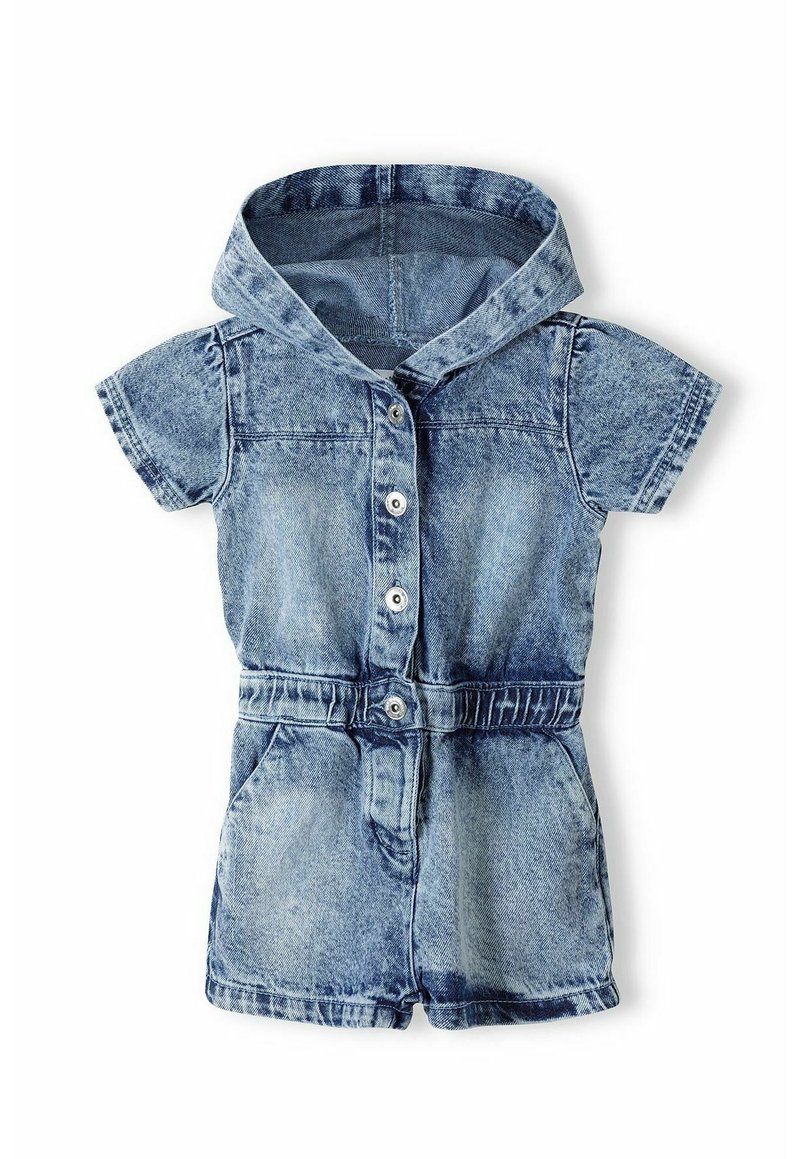 La combinaison en denim présente une capuche, des manches courtes, des boutons à l'avant et une taille élastique avec des poches, dans un délavage bleu clair et une texture usée.