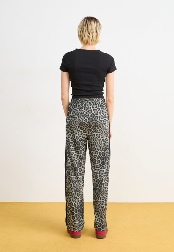T7 LEO LUXE STRAIGHT PANTS  - Tracksuit bottoms3
