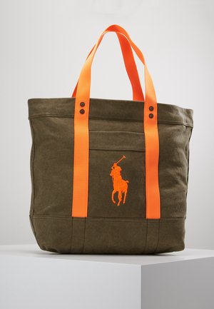 Borsa tote in tela verde oliva con manici arancioni vivaci e logo ricamato di un giocatore di polo arancione abbinato al centro frontale.