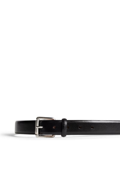 Ceinture en cuir noir avec une boucle en argent et plusieurs trous pour les ajustements, posée à plat sur un fond blanc uni.