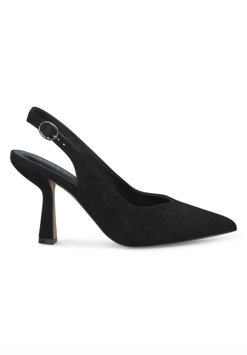 Décolleté slingback in suede nero con punta affusolata e tacco a blocco quadrato; presenta una fibbia metallica e una texture liscia e elegante.