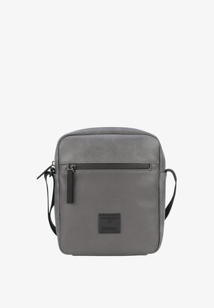 Borsa a tracolla in pelle grigia con superficie testurizzata, tasca anteriore con zip, tracolla regolabile e patch con logo sul davanti.