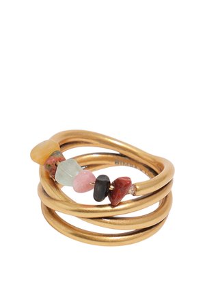 Anillo en tono dorado en espiral con cinco pequeñas piedras irregulares multicolores ensartadas en un alambre delgado a lo largo de la parte superior.