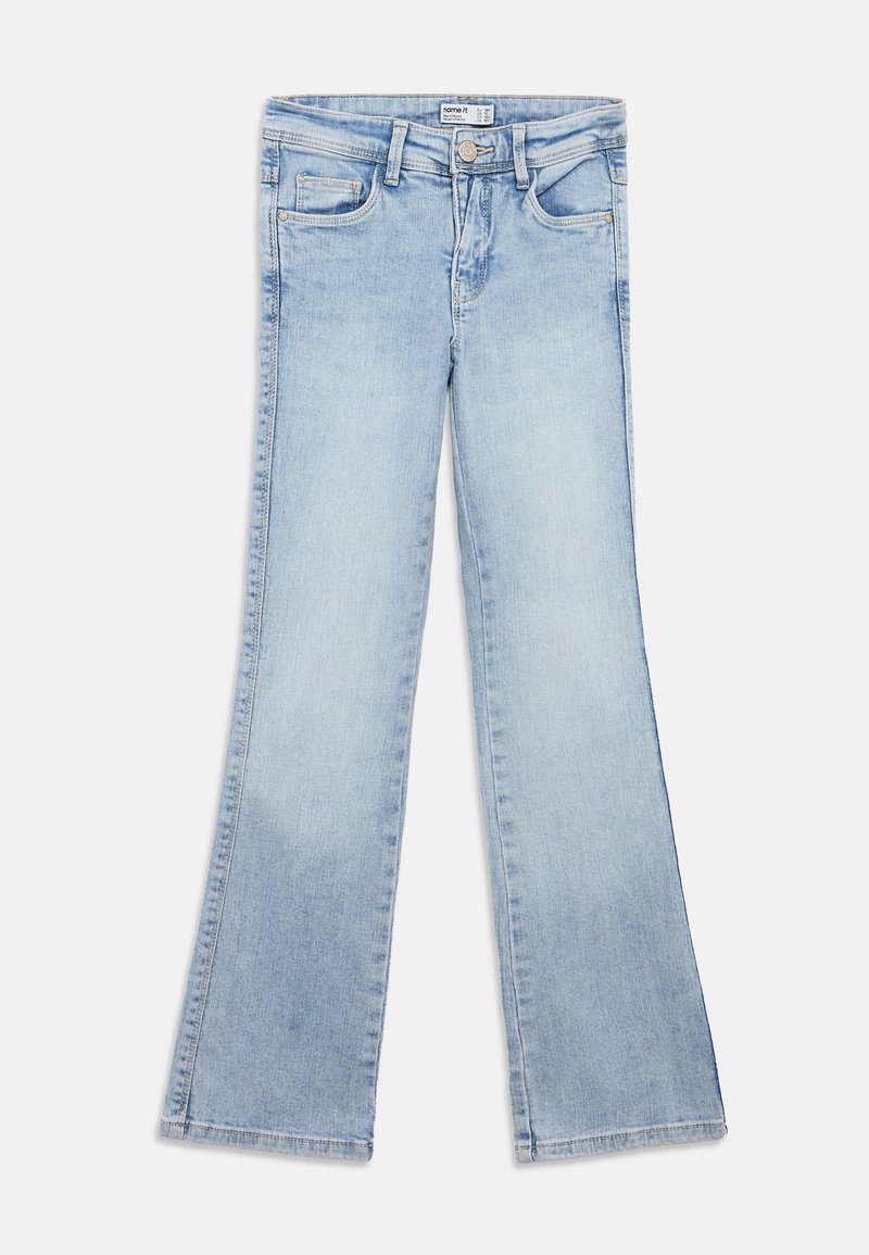 Ανοιχτό μπλε καμπάνα τζιν από απαλό τζιν ύφασμα με κλασικό σχεδιασμό πέντε τσεπών και κούμπωμα με κουμπιά, διαθέτοντας διακριτική ξεθωριασμένη υφή και ίσιες ραφές.