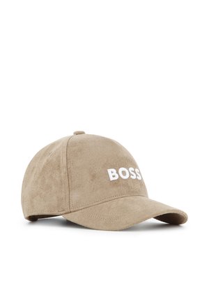 Casquette de baseball en daim beige avec une visière courbée et un texte brodé blanc "BOSS" sur le panneau avant, montrée sous un léger angle.