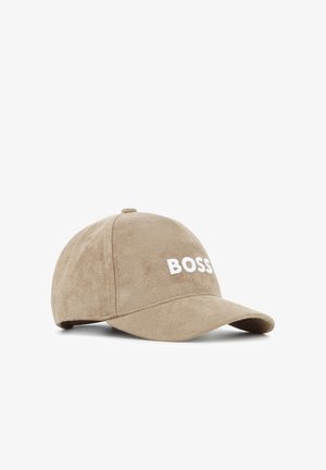 Casquette de baseball en daim beige avec une visière courbée et un texte brodé blanc "BOSS" sur le panneau avant, montrée sous un léger angle.