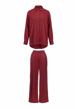Bordeauxrotes Hemd mit langen Ärmeln, Knöpfen und Kragen sowie passende weite Hose mit elastischem Bund, beide mit dezenten perforierten Details.