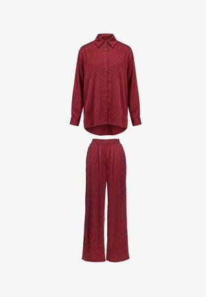 Bordeauxrotes Hemd mit langen Ärmeln, Knöpfen und Kragen sowie passende weite Hose mit elastischem Bund, beide mit dezenten perforierten Details.