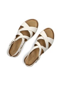 Witte leren sandalen met een kruislings ontwerp, verstelbare band met een gespsluiting en een bruine gevoerde binnenzool.