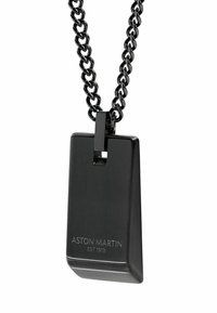 Collana con ciondolo in metallo nero dal design rettangolare. Presenta una superficie testurizzata e la scritta incisa "ASTON MARTIN EST 1913" alla base.