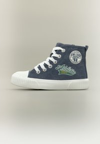 Υψηλά αθλητικά παπούτσια από μπλε καμβά με λευκές λαστιχένιες σόλες. Διαθέτουν πράσινο κείμενο "Athletic Dept" και στρογγυλό λογότυπο στην εξωτερική πλευρά.