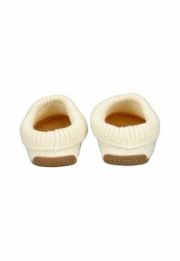 Pantofole color crema con una morbida parte superiore in maglia, retro arrotondato e suola in gomma color marrone con un motivo testurizzato sulla parte inferiore.