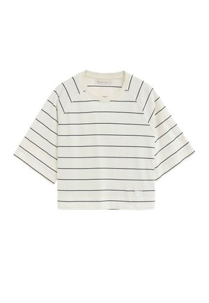 T-shirt blanc à col rond et manches courtes avec de fines rayures noires horizontales et un petit patch rectangulaire près de l'ourlet inférieur.