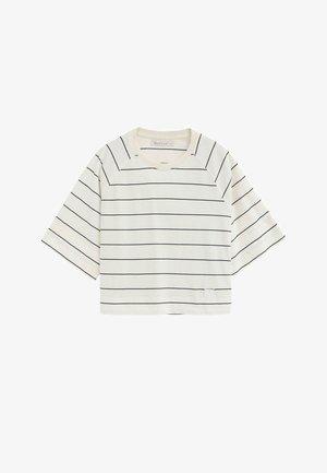 Maglietta a maniche corte bianca con scollo rotondo, con sottili strisce orizzontali nere e una piccola toppa rettangolare vicino all'orlo inferiore.