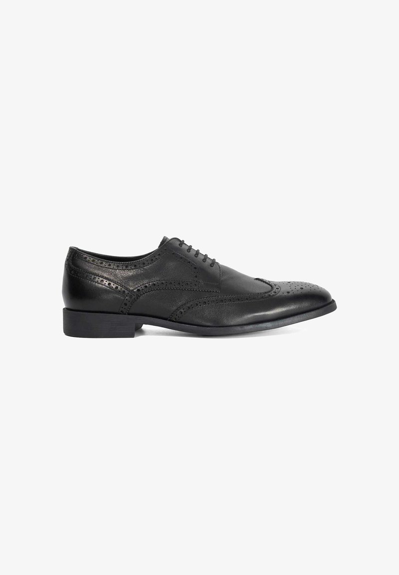 Chaussure brogue pour homme en cuir noir avec design à bout ailé, détails perforés, talon bas et fermeture à lacets, vue de profil latéral.