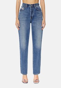 Jeans de mezclilla azul de cintura alta con pierna recta, ligero desgaste y diseño tradicional de cinco bolsillos. Presenta un clásico cierre de botón y cremallera.