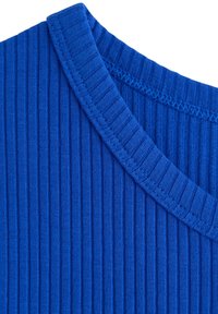 Blåt ribbet tekstil med en rund halsudskæring og synlige syningsdetaljer. Materialet virker strækbart med en glat tekstur.