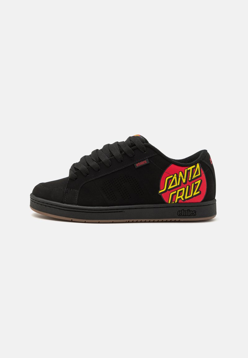 Sneakers negre din suede cu un design low-top, prezentând un logo roșu și galben "Santa Cruz" pe lateral și o talpă din cauciuc texturat.