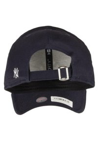 Marineblaues Basecap mit gesticktem weißen Logo, verstellbarer Riemen auf der Rückseite und weicher Innenseite mit Mesh für Atmungsaktivität.
