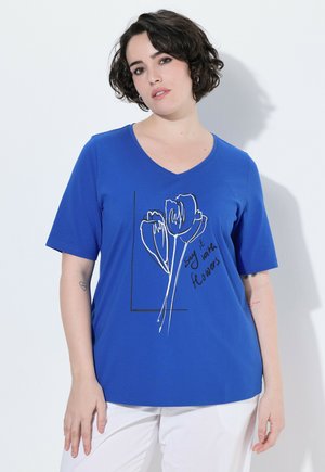 Ulla Popken SAY IT WITH FLOWERS GRAPHIC TEE - T-shirts print - azure