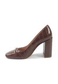 Braunes, krokodil-embossiertes Paar High Heels mit quadratischer Zehenform und klobigem Blockabsatz. Verfügt über ein goldfarbenes Kettenakzent auf dem Blatt für zusätzliche Details.