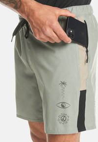 Quiksilver OMNI TRAINING - Pantalón corto de deporte - glw
