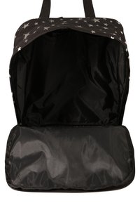 Czarny plecak z tkaniny z białym wzorem gwiazdek; pojemne wnętrze jest gładkie i wyściełane, z zamknięciem na zamek błyskawiczny i solidnymi paskami.
