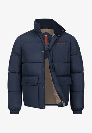 Laivastonsininen tikattu untuvatakki, jossa on korkea kaulus, etutaskut läpällä, joustavat hihansuut, osittain avonainen vetoketju ja punainen logoplässi rinnassa.