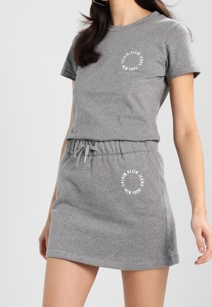 Szara sukienka z bawełny z okrągłym graficznym logo na piersi i w pasie, z trokiem, krótkimi rękawami i luźnym krojem.