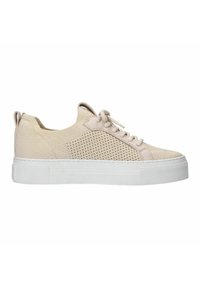 Beige sneaker met een gestructureerde mesh bovenkant, witte rubberen zool, vetersluiting aan de voorkant en een kleine hiel tab aan de achterkant. Minimalistisch ontwerp.