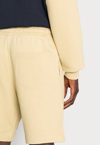 Lyle & Scott Calções - natural green