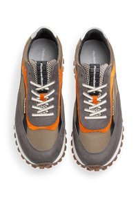 Scarpe da ginnastica grigie e arancioni con tomaia in rete testurizzata, design con lacci e suola in gomma robusta con battistrada prominente.