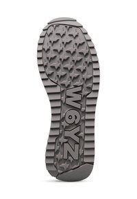 Suola delle scarpe con un motivo a battistrada a stella testurizzato e logo "W6YZ" impresso lungo il centro.