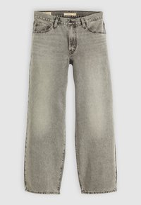 Jean gris délavé à jambe droite avec une coupe classique à cinq poches et des passants de ceinture, posé à plat sur un fond uni clair.