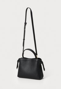 Fekete bőr kézitáska strukturált formával, rövid felső fogantyúval, hosszú állítható pánttal és finom pehelykönnyű textúrával.